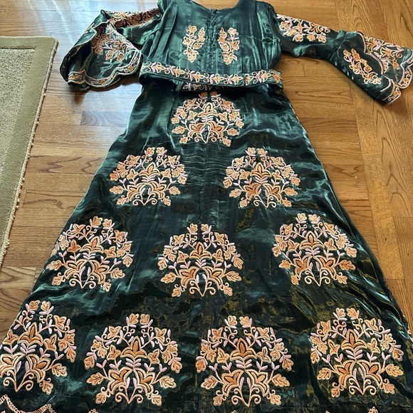 Gorgeous shiny dark green custom made thobe - Picture 3 of 4